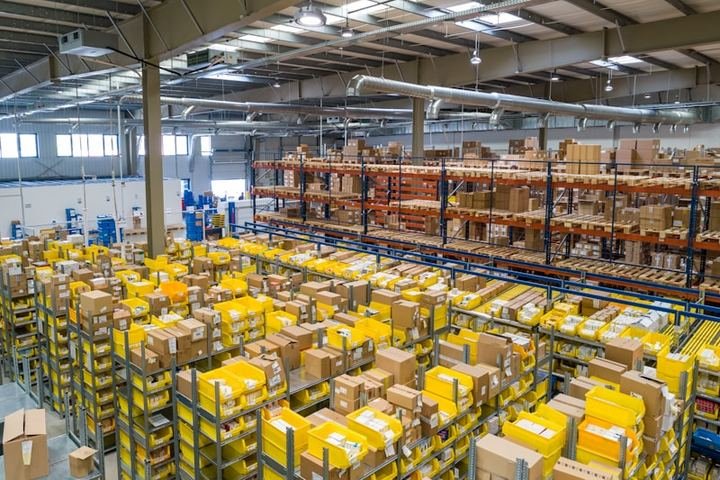 Entrepôt et sourcing industriel — corridor Douala